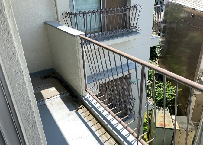 バルコニーは、室外の専用スペースのうち、「屋根がなく開放された空間」であるものを指します。ベランダより広いタイプのものが多く、日当たりもよいため家庭菜園などを楽しみたい人にとって適した環境となります。