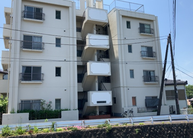外観はマンション管理がされているかの目安になります。築年数が古いと、壁面は劣化してひび割れが生じることも！建物が古びていても細かいところが修繕されていると、きちんと管理されているなぁと感じるでしょう。
