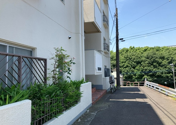 車一台あたりに必要なスペースは、標準サイズの普通自動車で横幅2m50cm、長さ5mは必要になります。ただし、乗降のことも考慮して横幅3m30cm、長さ5m50cmほどは確保できるところを選びましょう。