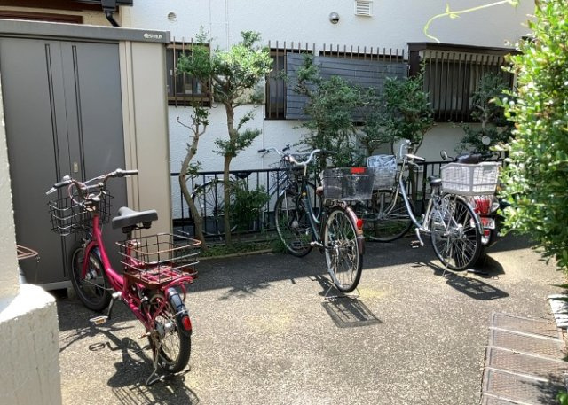 マンションの駐輪場は、事前に空きがあるか確認を取ると安心です。せっかく入居したのに駐輪スペースがない！なんてことになったら大変ですよね。そこで、内見時や購入前にはまず事前に確認しておくと良いでしょう。