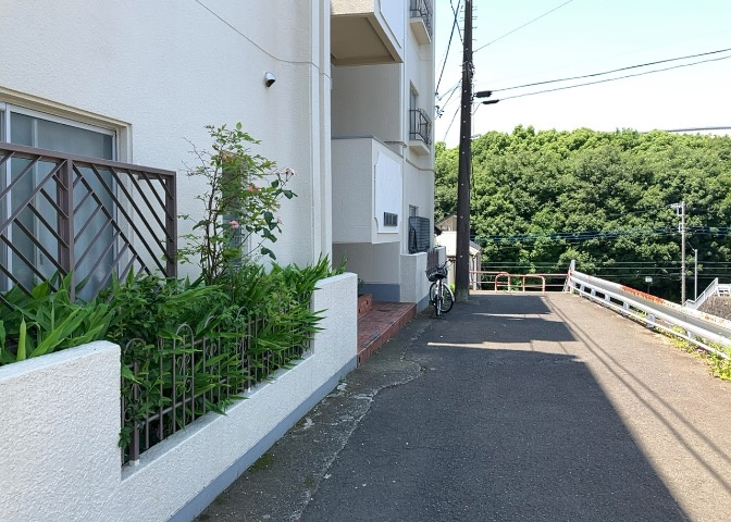 駐車場と明記されていても、最小スペースでつくられた駐車場だと大型車は駐車できなかったり、出入りしにくくなったりする可能性があります。お車のサイズと購入したい物件の駐車場のサイズを現地で確認しましょう。