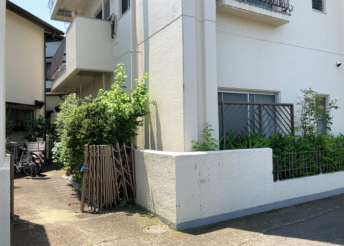物件によっては、入居者が個人的に使用できる専用庭がついているものもあります。また、住宅の中にある土間の部分を庭と呼ぶこともあります。庭の用途は住む人によって変わり、それによってデザインもさまざまです。