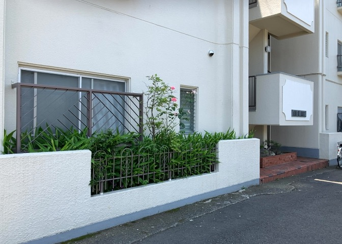 中庭（パティオ）とは、一つの建築物の内部に設けられた、壁などで囲われている庭のことを指します。コの字型、ロの字型が主流ですが、L字型の中庭もあります。最近では、インテリア性の高さからも人気があります。