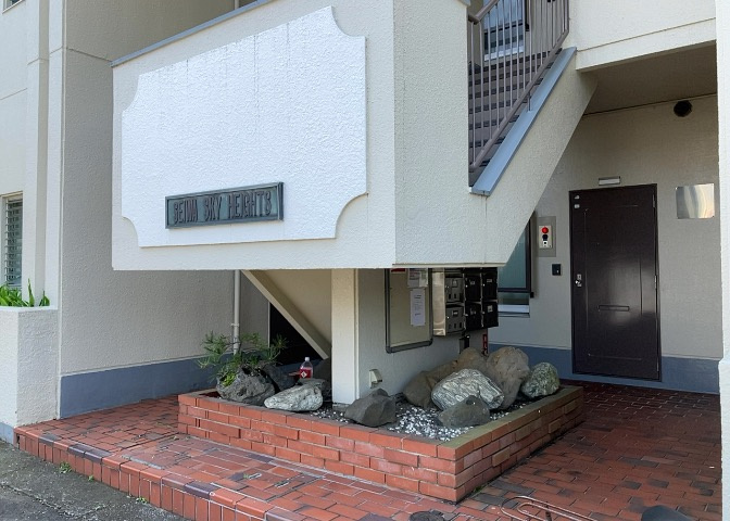 受付はマンションコンシェルジュがいる場合もあれば、管理人が滞在する小部屋を総称して呼ぶことがあります。主にエントランスに設置されていることから、防犯面でも期待ができます。防犯設備がない場合はより安心！
