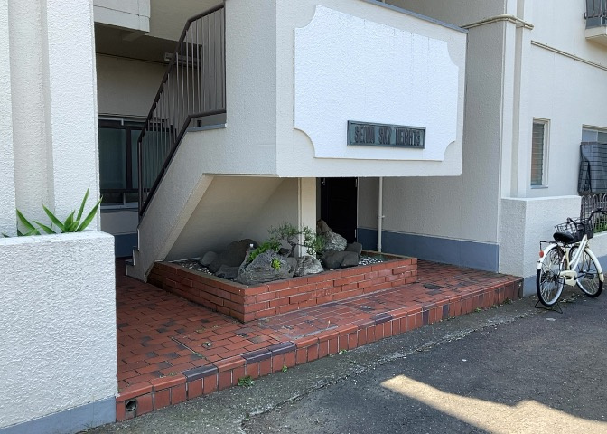 ラウンジは、マンションの共用スペースに椅子やテーブルなどを配置した利用者が寛げる空間です。屋内型ラウンジと屋外型ラウンジがあります。共用部分の管理状況と合わせて、詳細については現地でご確認ください。