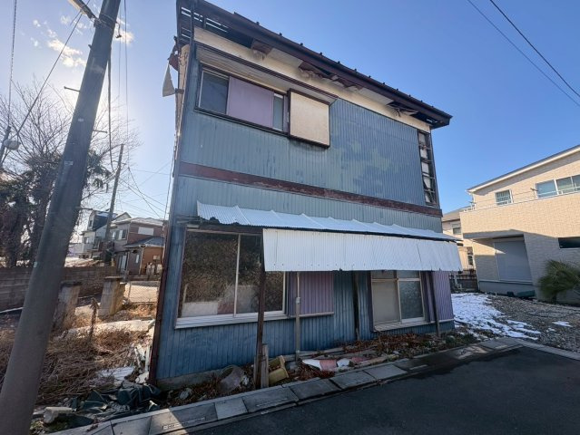 南東角地で陽当り良好！市街化調整区域ですが、どなたでも再建築可能です！当社無料の間取り作成も承ります！荻島小学校まで徒歩約4分(270ｍ)、お子様の通学に安心！お気軽にお問い合わせください！
