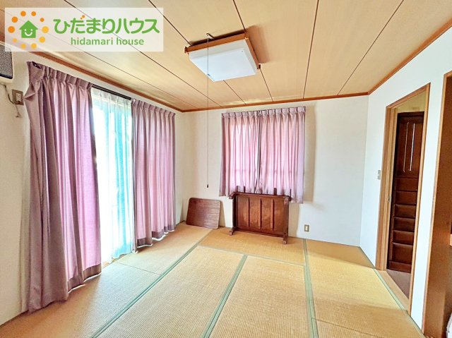 バルコニーに面していて、たっぷり光りの入る明るい主寝室です！