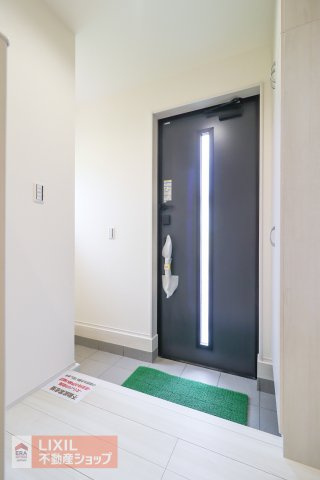 白を基調としたスタイリッシュな玄関。シューズクロークを完備するなど実用性も高いです。