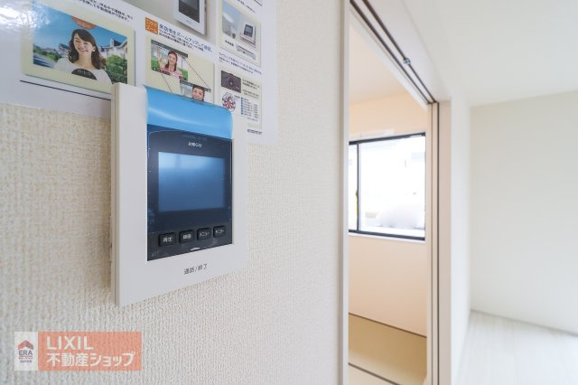 ハンズフリーのモニター付きインターホンです。玄関まで行かずに訪問者の姿を確認できるだけでなく、防犯にもつながるとても便利なアイテムですね。