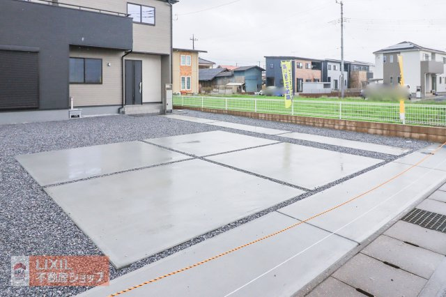 ゆったりとした駐車スペースです。実際のお車の車種とあわせて現地でご確認ください。