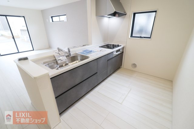 家族でのコミュニケーションがとれる対面型システムキッチンです。横一列にシンクとコンロをまとめたシンプルな形です。