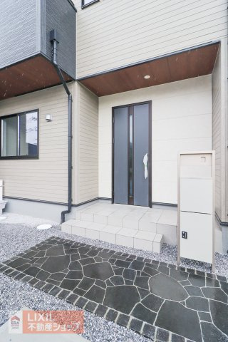無駄な飾りがなく玄関ドアと窓のみでまとめられて印象的なデザインが目を引きます。