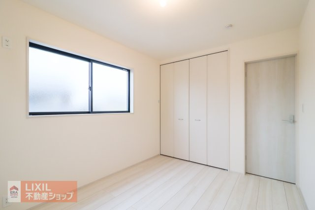 主寝室には収納スペースも完備しているので、ご夫婦の衣類などがすっきりと片付きます。ぐっすりと眠り、身体を休める心地良い寝室にぴったりです！