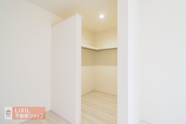 ハンガーパイプにかけられた衣類を一目で確認することができるので、探しているものが見つけやすく、必要なものもすぐに取り出すことができます。