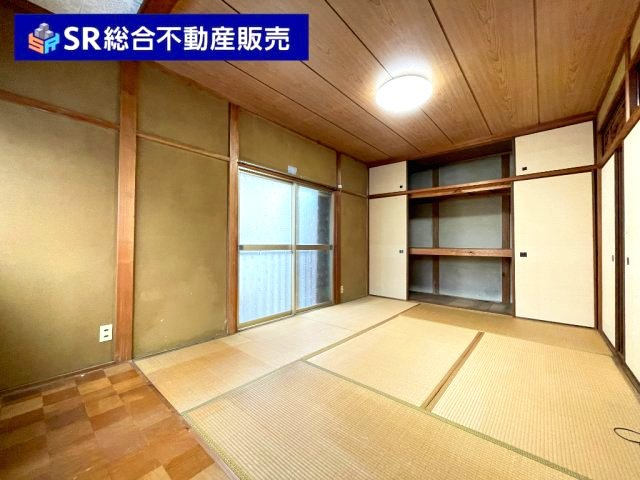 10帖の広々とした和室です！壁一面に容量たっぷりの押入がございます♪