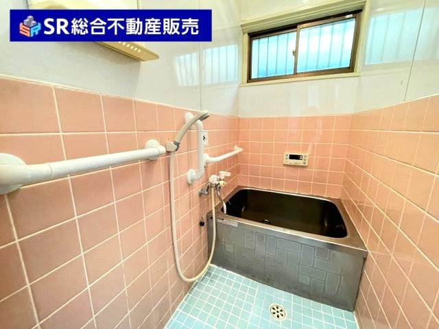 手すりが配置されており、高齢者の方も安心です！