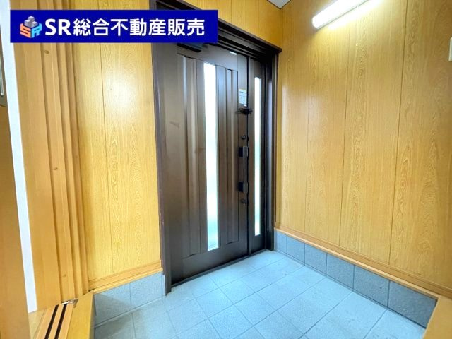 玄関はリビングかキッチンにすぐ行ける2WAY仕様で使いやすいです！