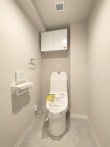 【トイレ】　洗浄機能付きトイレ。上部には収納付で、トイレットペーパー等、買い置きもしやすそうです。