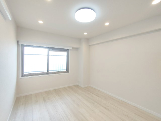【洋室約7.5帖】　収納力がたっぷりのこちらのお部屋は主寝室向き。出かける準備や大切なお荷物を保管したりと便利にお使いいただけます。