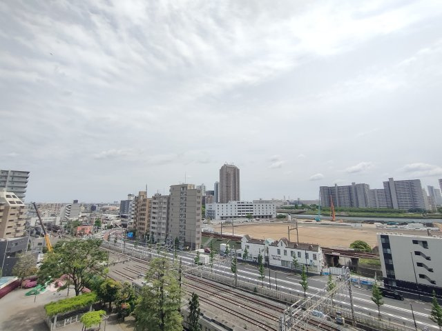 【眺望】　晴れた日には、一面に広がる爽快な青空を堪能していただけます。