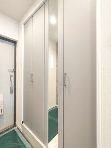 【玄関収納】　姿見付きの玄関収納を備えています。お出かけ前に身支度のチェックができます。