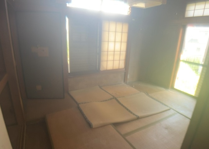洋室のメリットは重い家具が置きやすく、身の回りが整理しやすいことです。　床がフローリングのため畳とは異なり凹みにくいです。　クローゼットなど収納が豊富で、普段使わない旅行カバンや服の整頓も簡単にです。