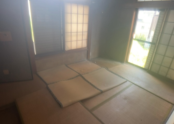 寝室でゆっくりと過ごすためにはベッド周りの適度な空間を担保することや窓の位置、照明の明るさ、寝室の広さなどを考える必要があります。自身や家族の構成とライフスタイルに併せて寝室にする部屋を選びましょう！