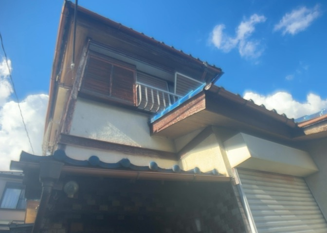バルコニーは、室外の専用スペースのうち、「屋根がなく開放された空間」であるものを指します。ベランダより広いタイプのものが多く、日当たりもよいため家庭菜園などを楽しみたい人にとって適した環境となります。