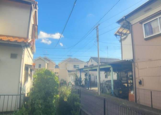 眺望を気にして物件を探す場合、前面に建物が建っていないか現地で確認しましょう！前面に建物があると景色はもちろん、日当たりや風通しにも影響が出てきます。住んだ時のことを想像しながら現地見学をしましょう。
