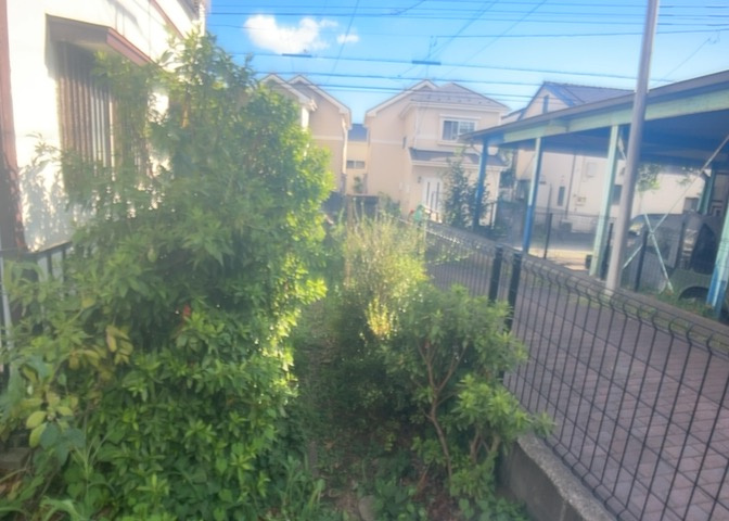 駐車場と明記されていても、最小スペースでつくられた駐車場だと大型車は駐車できなかったり、出入りしにくくなったりする可能性があります。お車のサイズと購入したい物件の駐車場のサイズを現地で確認しましょう。