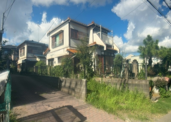 住宅用の土地では前面道路に2m以上接していなければならないと法律で定められています。しかし、お持ちの車のサイズやライフスタイルなどにより、2mでは利便が悪い場合もございますので、事前に確認しましょう。