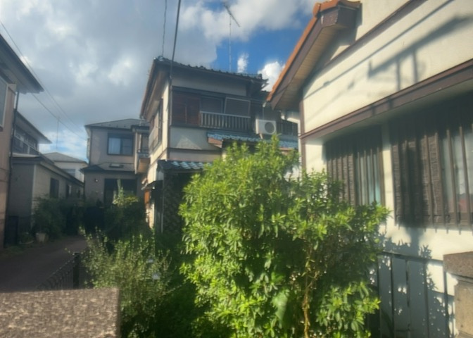 お持ちの車種によっては前面道路が広い方が便利でしょう。しかし、前面道路が広ければその分交通量が多くなるため、騒音などが気になる場合があります。実際に現地を見学し、周辺交通量や騒音などを確認しましょう！