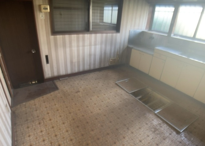 ダイニングは、食事や家族の団らんスペースとしてだけではなく、ほかの用途としても使用することができます。ダイニングテーブルを置き、食事のためのスペースを作ることでリビングとの差別化を図ることができます。