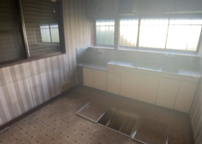 ダイニングとキッチンの間を扉や壁などで仕切らず、一体化させた間取りです。キッチンカウンターがついている物件ならば、食事をキッチンカウンターで取ることで、ダイニングスペースをリビングとして使用できます。