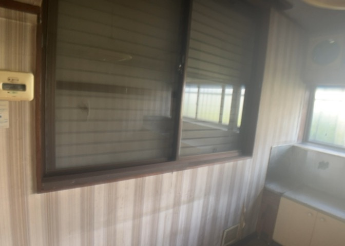 サッシは、ガラス窓に使用される金属製の窓枠です。一般的に住宅建築では、金属製建具工事の段階でガラス類・玄関などと同時に設置されます。種類や構造により断熱性能や遮音性能が異なるので現地でご確認ください。