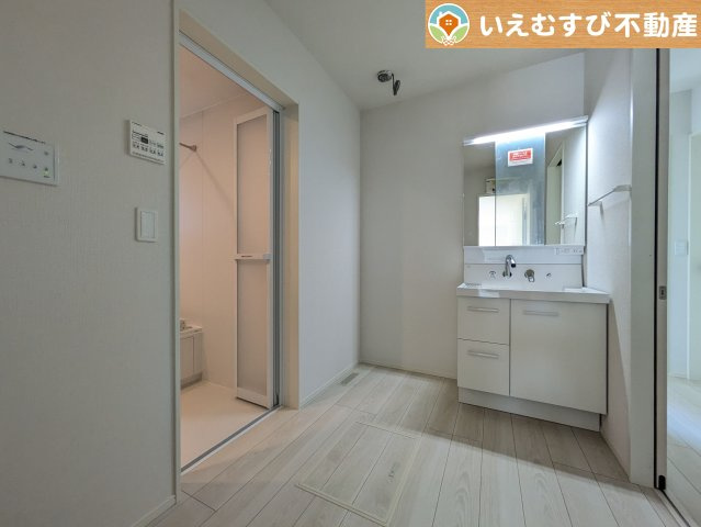 ゆとりの広さの洗面室　洗濯機を置いても余裕のある広さ！家事をするにも身支度するにも便利な広さですね！