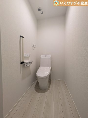 シンプルで清潔感のあるトイレ　暖房便座付きなので寒い冬でも快適に使用できます！