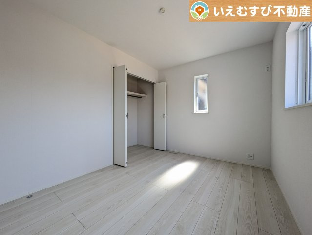 採光たっぷりで明るい居室　自然光の差し込む明るいお部屋！新生活を想像すると楽しみが増しますね♪