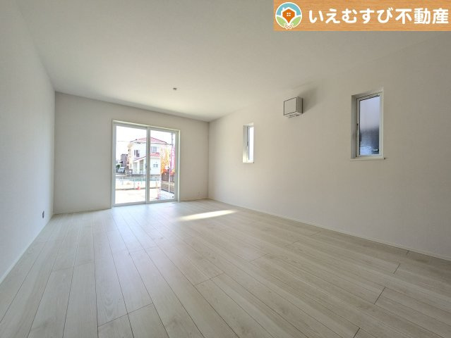 ご家族みんながゆったりくつろげるリビング　ゆとりの空間でくつろいだり遊んだり、家族の時間が楽しみですね♪