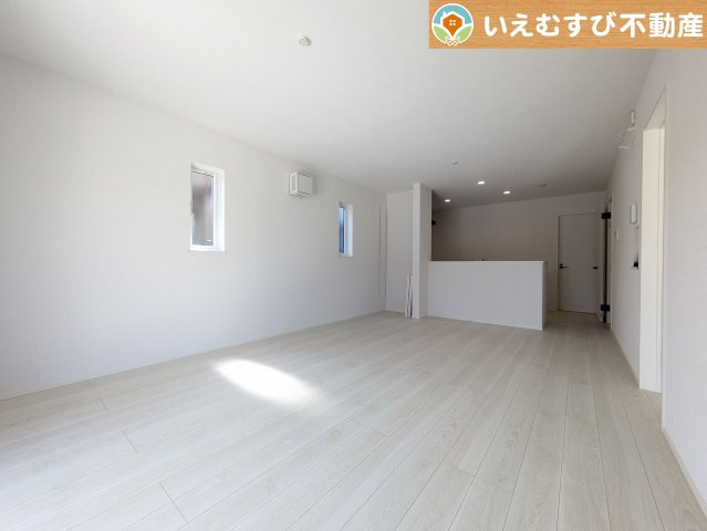 開放感と家族との距離感にこだわったＬＤＫ　採光たっぷりのリビングで休日には家族みんなでくつろげそうですね♪