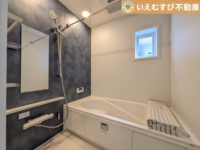 モダンな配色の落ち着いた浴室　ダークトーンの壁面がアクセントになっておしゃれ！窓付きで空気の入れ替えも出来ます！