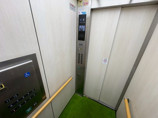 バリアフリー対応の手すりが設置されたエレベーターです。車椅子やベビーカーでも安心して利用できる広さが確保されています。操作パネルは高さが適度で見やすく、シンプルな操作性も魅力となっています。