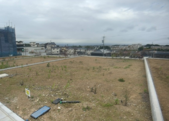 土地の形が極端に長細かったり、狭小地、あるいは道路との高低差がある傾斜地だった場合、後々売ろうとしても買い手がつかない場合もあります。後々、売却することになった時に価値の下がらない土地を選びましょう。