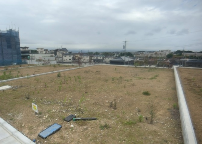 土地の面積＝住宅面積ではありません。建ぺい率の問題などで、土地のある場所によって住宅を建てられる面積は限られています。高さもしかり、「土地」という言葉の中には、建築条件も含まれると考えておきましょう。