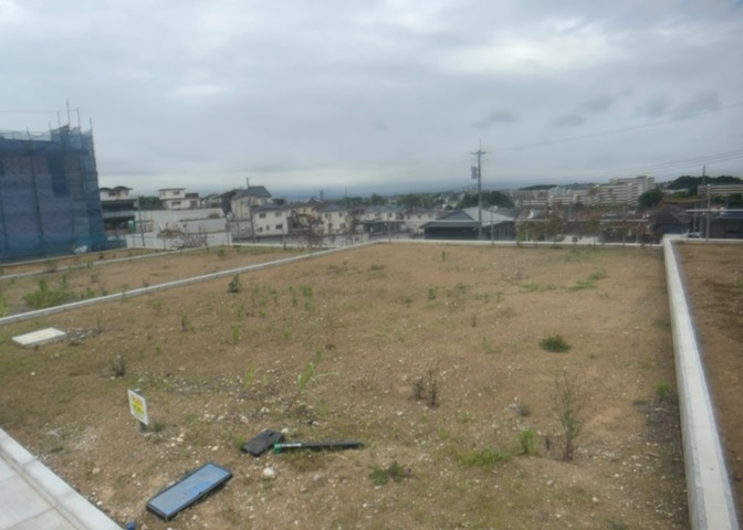 家を建てる場合、方位は要チェックです。現実的に日当たりのよい家ならばリビングは南側、建築基準法でも北側に当たる家への配慮は求められています。土地を見学に行く際は、方位磁針を持って行くようにしましょう。