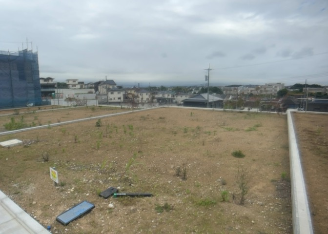 土地を買う際、住む地域の自治体や福祉の補助制度にも注目してみましょう。子供や老人の医療補助やゴミ出しのルールなど、自治体によってルールに大きな違いがあるため、暮らしやすい土地で判断するとよいでしょう。