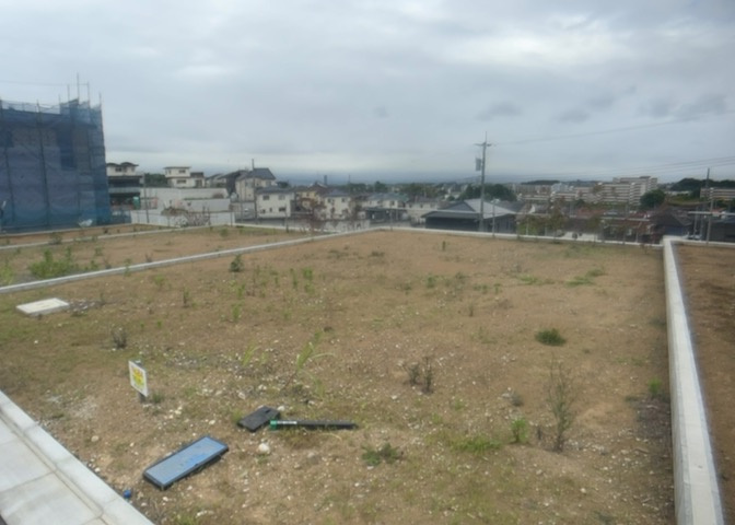 土地の前の道路に消火栓が設置されていることがあります。この場合、道路交通法第45条第1項により、駐車禁止の場所が指定されています。そのため、車庫などの駐車スペースをつくることができない場合があります。