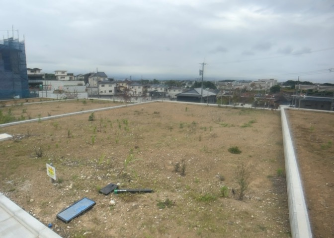 現地に行くなら、物件の周囲の地形がどうなっているかを見ることも大切です。周辺より低くなっている土地では、大雨などで水が集まりやすいため、地盤が弱くなっているということも考えられるため、注意が必要です。