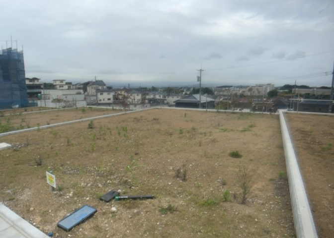 土地購入を検討されている場合、境界杭がない状態で購入してしまうと境界確定測量をする必要があり、費用がかかります。購入の前に、売主、隣土地所有者立ち合いのもと境界を確定し境界杭を設置するのがベストです。