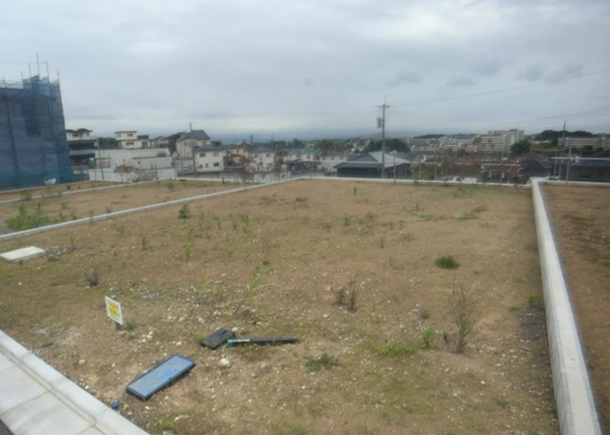 人が暮らすうえで日光は大切な要素となります。日当たりの良さは譲れないポイントですね。併せて近くに大きな建築物の建築予定がないか、あるいはそれが可能な土地が近くにないか事前に確認することもお勧めします。